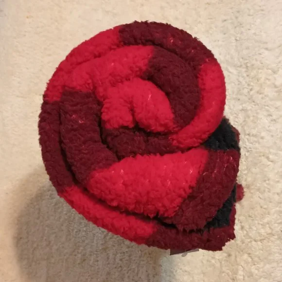 NWT ~ AMERICAN EAGLE Red & Black Plaid Soft Sherpa Throw Blanket (For Your Pet) - Picture 2 of 5